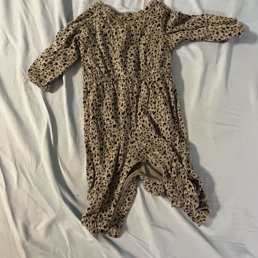 0-3 MONTH OLD NAVY CHEETAH JUMPER